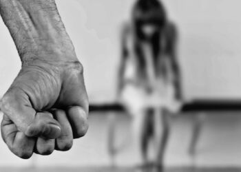 ایک شخص نے 13 سالہ لڑکی کا ریپ کیا، اسے حاملہ کر دیا؛  بچے کی پیدائش کے بعد موت