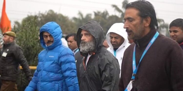راہل گاندھی نے جیکٹ پہن کر کٹھوعہ سے دوبارہ یاترا شروع کی، ٹی شرٹ کی بحث ختم