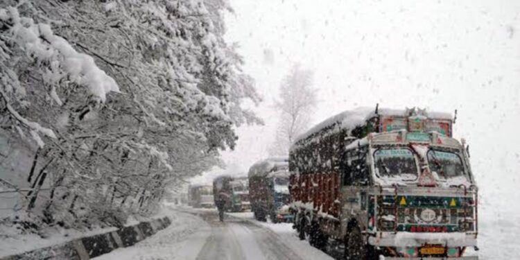 سرینگر جموں شاہراہ ٹریفک کے لیے بحال، LMVs کو دونوں طرف سے چلنے کی اجازت